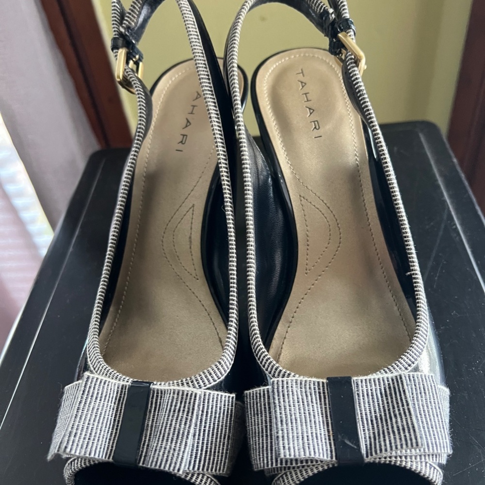 TAHARI Sling Back Navy Patent Leather Shoe with Striped Piping and Bow 7.5 Size - Picture 2 of 12
